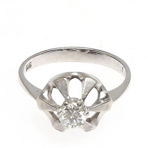 RING i 14K vitguld, genombruten fattning besatt med diamant om 0,40 carat.