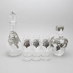 KARAFFER och VINGLAS, 8 delar, glas och metall, 1900-tal.