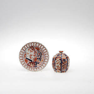 LOCKURNA samt FAT, porslin, Japan, 1900-tal.