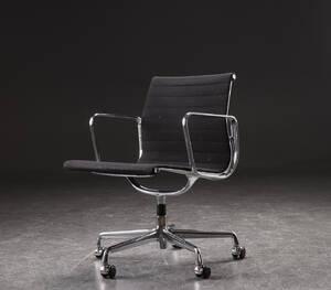 Charles Eames. Kontorstol fra serien Aluminium Group, sort Denne vare er sat til omsalg under nyt varenummer 4418439