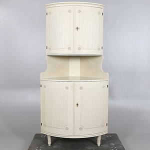 HÖRNSKÅP, Gustaviansk stil, 1900-talets andra hälft.