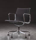 Charles Eames. Kontorstol fra serien Aluminium Group, sort