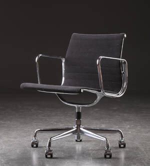 Charles Eames. Kontorstol fra serien Aluminium Group, sort