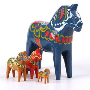 DALAHÄSTAR, 4 st. Delvis  Nils Olsson, Hemslöjd Nusnäs, 1900-tal.