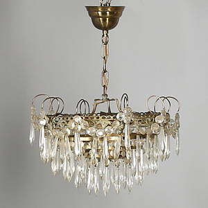 TAKLAMPA, mässing och prismor, 1900-talets andra hälft.