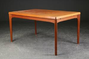 Henning Kjærnulf. Spisebord af teaktræ 