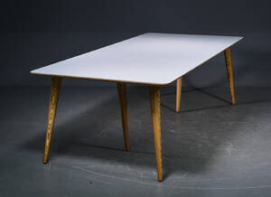 Lau Lauritsen. Spisebord med plade af hvid laminat