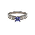 RING, 14k vitguld med tanzanit samt diamanter, totalt ca 1,75 ct. Vikt 4,9 g.