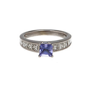 RING, 14k vitguld med tanzanit samt diamanter, totalt ca 1,75 ct. Vikt 4,9 g.