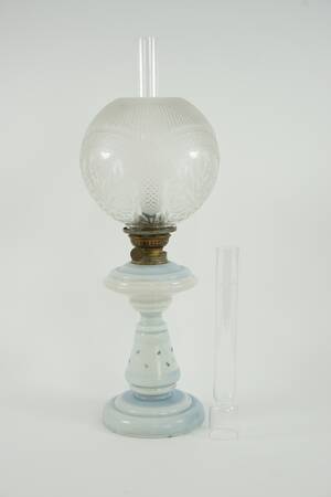 Fotogenlampa med målad glasfot