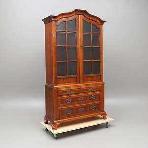 VITRINSKÅP, 1900-talets andra hälft.