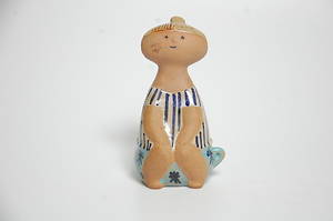 LISA LARSON. figurin,  Lotta  stengods, ur serien  Larsons Ungar , Gustavsberg.