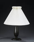 Just Andersen bordlampe af patineret diskometal, dessin 2256