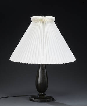 Just Andersen bordlampe af patineret diskometal, dessin 2256