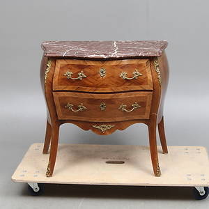 BYRÅ med stenskiva, rokokostil, omkring 1900-talets mitt.