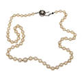 PÄRLCOLLIER med lås i 18k vitguld samt pärla och smaragder.