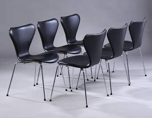 Arne Jacobsen. Sæt på seks stole i sort læder, model 3107 6