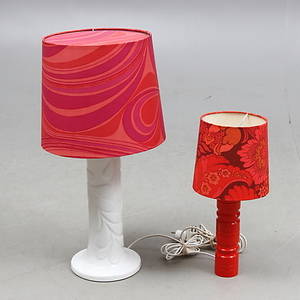 BORDLAMPOR, 2 st, keramik samt trä, 1900-tal.