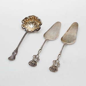 STRÖSOCKERSKED SAMT TÅRTSPADAR, ett par, silver, 1800-1900-tal.