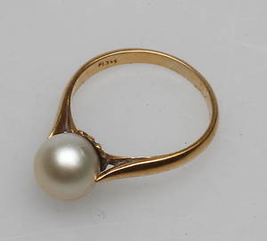 RING, 14k guld med pärla, total vikt ca. 2,9 gram.