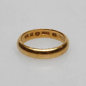 RING, 23k guld, vikt ca 8,7 gr.