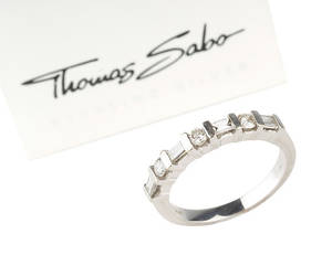 RING, 750er Weißgold. 3 Brillanten 0,24 ct, 4 Baguette-Diamanten 0,38 ct.