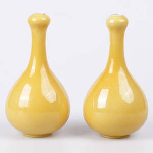 VASER, ett par, porslin, Kina, möjligen Sen Qing.