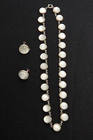 HALSBAND, ÖRHÄNGE, silver troligen Månstenar.