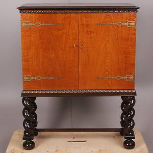 SKÅP, blandstil, 1900-talets första hälft.