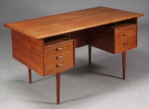 Dansk møbelproducent. Fritstående skrivebord, teaktræ