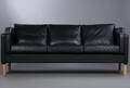 Dansk møbelproducent. Trepers. sofa betrukket med sort læder