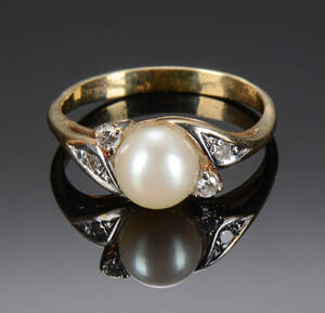 ring med akoya kulturperle og brillanter