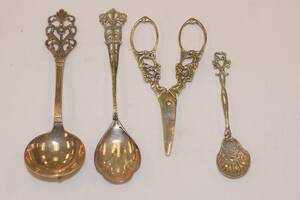 Druvsax samt kompottskedar mm. i silver