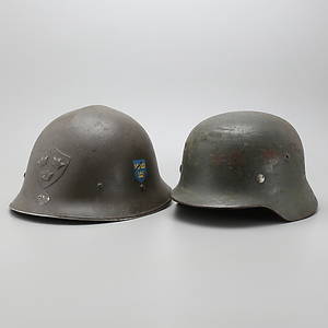 MILITÄRHJÄLMAR, 2 st, 1900-tal.