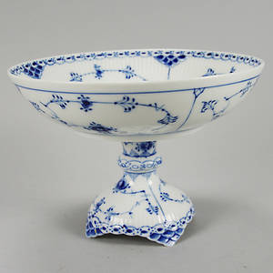 SKÅL PÅ FOT, porslin, Musselmalet, Royal Copenhagen.