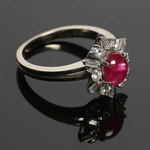 RING, 18k vitguld med cabochonslipad rubin samt 6 st baugettslipade diamanter och 6 briljanter ca 0,55 ct. Total vikt 5,9 gram.