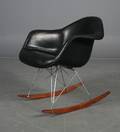 Charles Eames Model Rocker i sort skind på meder af mahognibejdset bøgetræ