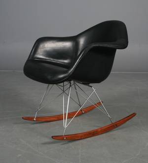 Charles Eames Model Rocker i sort skind på meder af mahognibejdset bøgetræ