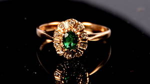 CARMOSÉRING MED  1 stycken oval grön smaragd, 18K.
