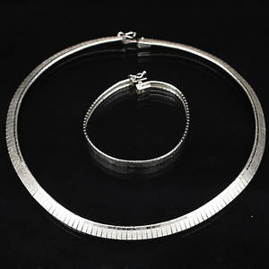 HALSCOLLIER samt ARMBAND, silver ca 41,7 g.