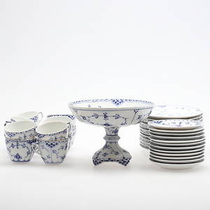 SERVISDELAR, ca 37 delar, Musselmalet, Kunglig dansk, porslin, 1900-talets andra hälft.