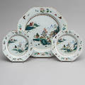 FAT och TALLRIKAR, ett par, porslin. Kina Qianlong 1736-95.