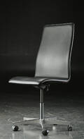 Arne Jacobsen. Oxford stol med højde og vipindstilling, Red Label, sort læder