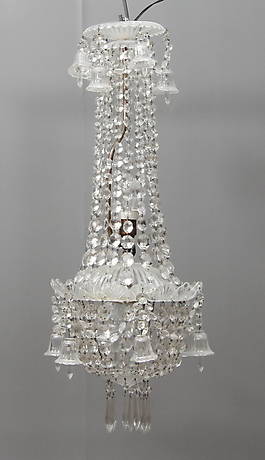 LJUSKRONA, behängd med olikslipade prismor, 1900-talets första hälft.