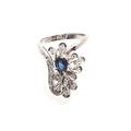 RING, 18K vitguld med briljanter samt safir, importerad till Sverige, 1900-tal, vikt 5,47 gram.