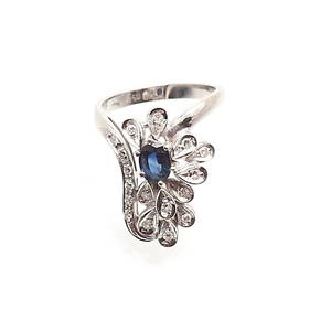 RING, 18K vitguld med briljanter samt safir, importerad till Sverige, 1900-tal, vikt 5,47 gram.