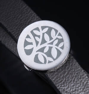 Ole Lynggaard. Sweet Spot vedhæng på vendbart gråsort læderarmbånd. 2