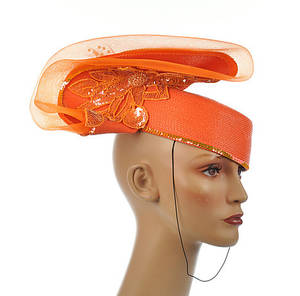 DAMENKAPPE MIT ZIERRAT. Hut in kräftigem Orange, 1970er Jahre.