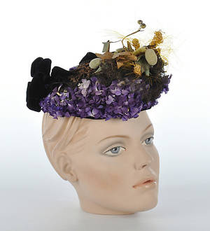 ETTELBRUCK ET DIEKIRCH. Damenkappe mit reichem Besatz.