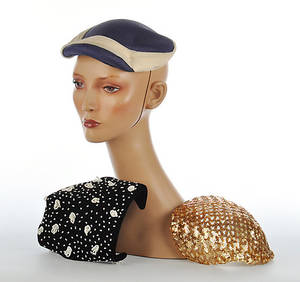 3 DAMENKAPPEN. Halb-Kappen, besetzt mit Pailetten und Zierperlen.